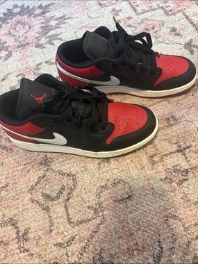 Jordan 1 Low
Alternate Bred Toe Nike Low Top Sneakers - Black, Red & White